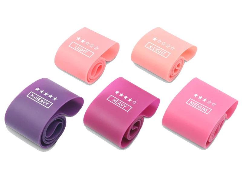 Fitnessstudio mit elastischen Bändern, Fitness-Trainingsgeräte, Yoga-Widerstandsbänder, Übungsvolumen, Fitnessstudio-Training, Bodybuilding, Pilates