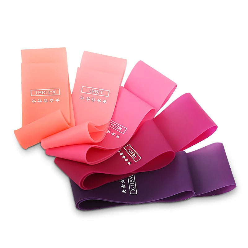 Fitnessstudio mit elastischen Bändern, Fitness-Trainingsgeräte, Yoga-Widerstandsbänder, Übungsvolumen, Fitnessstudio-Training, Bodybuilding, Pilates