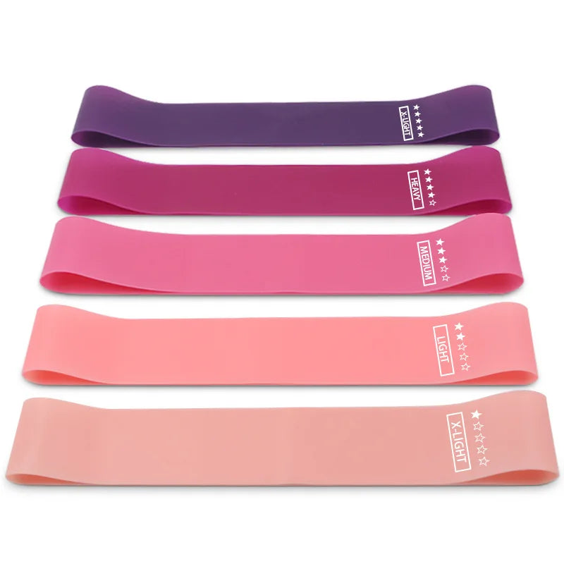 Fitnessstudio mit elastischen Bändern, Fitness-Trainingsgeräte, Yoga-Widerstandsbänder, Übungsvolumen, Fitnessstudio-Training, Bodybuilding, Pilates