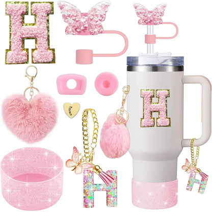8 Stück Tassenzubehör für Stanley Cup 30oz 40oz inklusive Schmetterlings-Stroh-Abdeckkappe, Silikon-Stiefelgriff-Charm-Initialen-Aufkleber