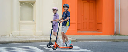 Kinder-Elektroroller K2Pro 150 W Motor 6 Zoll Reifen 18 V Batterie 16 km h Höchstgeschwindigkeit 6–9 km Reichweite Orange Schwarz 3 Geschwindigkeitsgetriebe mit LED