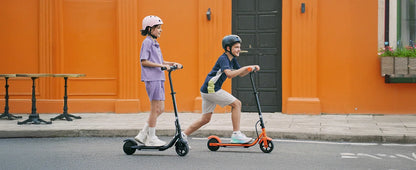 Kinder-Elektroroller K2Pro 150 W Motor 6 Zoll Reifen 18 V Batterie 16 km h Höchstgeschwindigkeit 6–9 km Reichweite Orange Schwarz 3 Geschwindigkeitsgetriebe mit LED