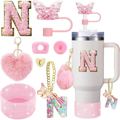 8 Stück Tassenzubehör für Stanley Cup 30oz 40oz inklusive Schmetterlings-Stroh-Abdeckkappe, Silikon-Stiefelgriff-Charm-Initialen-Aufkleber