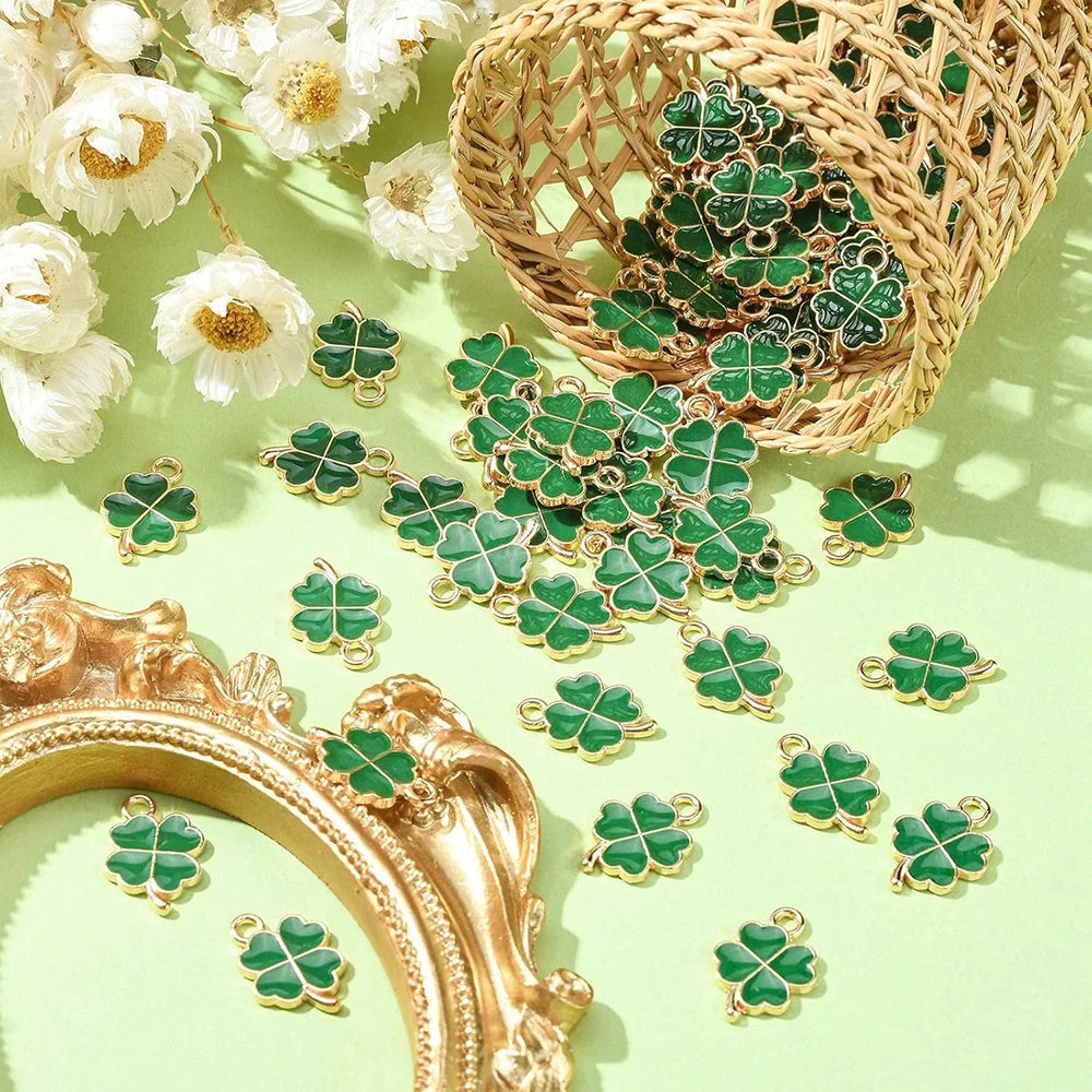 50 Stück glückliches vierblättriges Kleeblatt-Charm-Anhänger, Kleeblatt-Anhänger zum Aufhängen, vier Blütenblätter, Glücksblatt-Anhänger-Charm, DIY-Schmuckzubehör