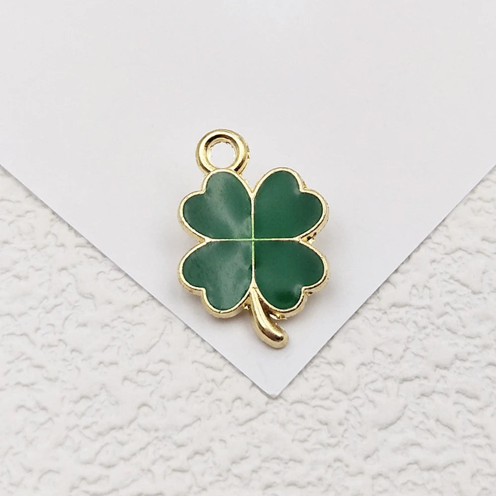 50 Stück glückliches vierblättriges Kleeblatt-Charm-Anhänger, Kleeblatt-Anhänger zum Aufhängen, vier Blütenblätter, Glücksblatt-Anhänger-Charm, DIY-Schmuckzubehör