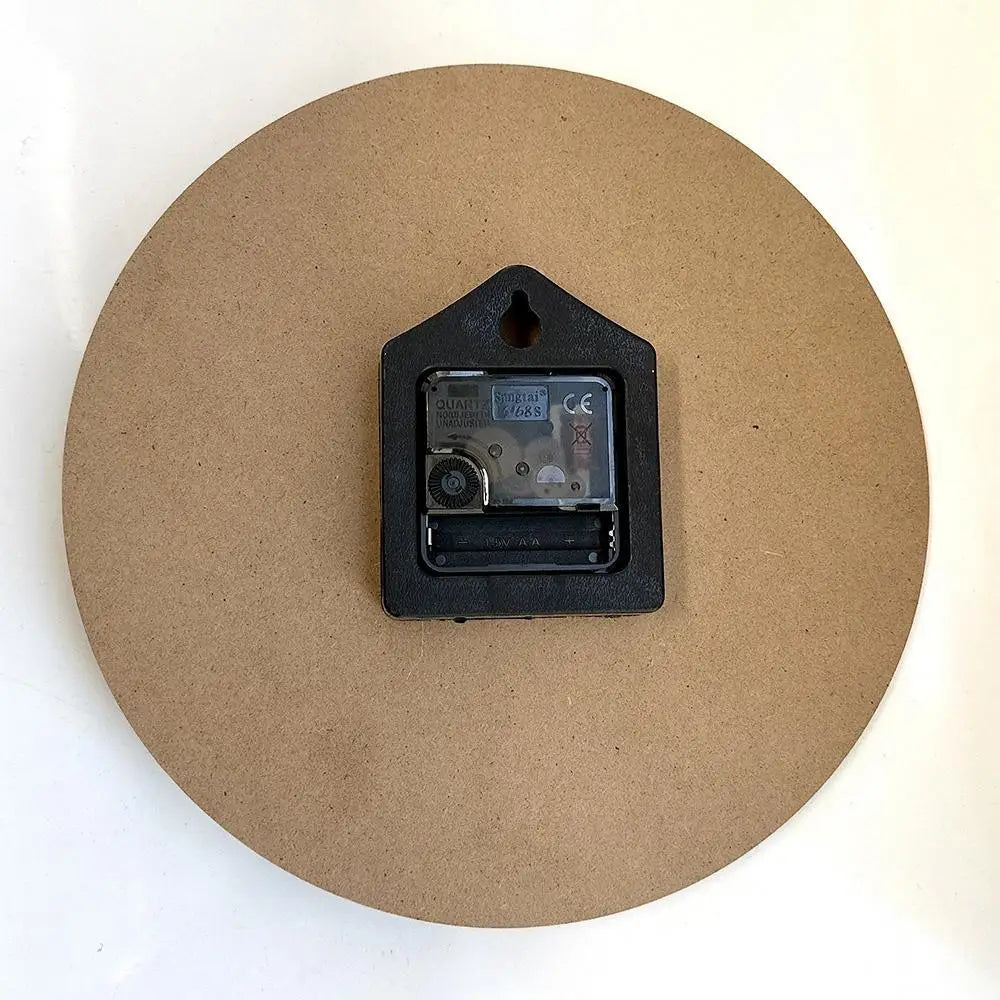 Nicht tickende Holz-Wanduhr – geräuschloser Betrieb, Weihnachtsdorf-Szene mit Schneemann, roter Tür und Schneeflocken – batteriebetrieben