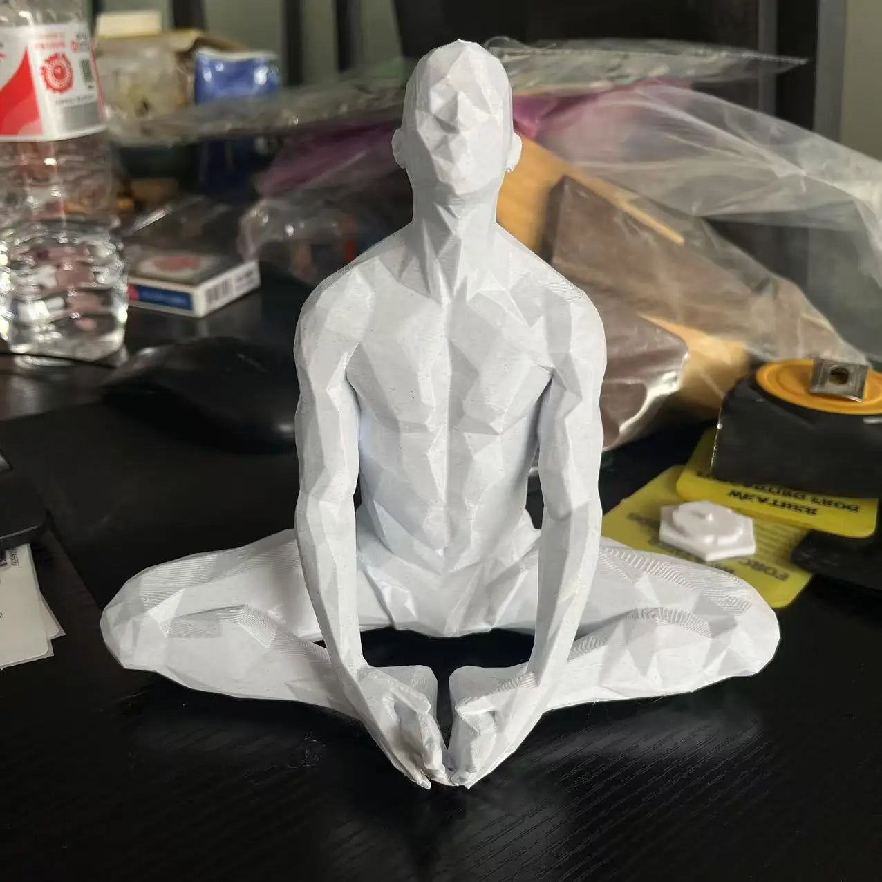 3D-gedruckte meditierende Mannfigur, minimalistische Heimdekoration, Statue für Wohnzimmer, Desktop-Ornament, einzigartiger spiritueller Dekor-Akzent